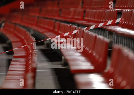 Posti a sedere vuoti nello stadio durante la partita la Liga tra Granada CF e Real Valladolid allo stadio Nuevo Los Carmenes il 22 novembre 2020 a Granada, Spagna. Gli stadi di calcio in tutta Europa restano chiusi ai tifosi a causa della pandemia di Coronavirus. (Foto di Álex Cámara/NurPhoto) Foto Stock