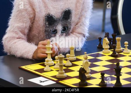 Una ragazza gioca a scacchi al Junior Speed Chess Championship a Cracovia, Polonia, il 21 novembre 2020. (Foto di Beata Zawrzel/NurPhoto) Foto Stock