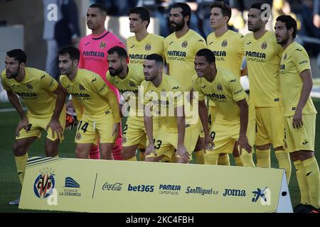 Villarreal Line up (L-R) Sergio Asenjo, Gerard Moreno, Raul Albiol, Pau Torres, Vicente Iborra, Dani Parejo, Alfonso Pedraza, Manu Trigueros, Moi Gomez, Carlos Bacca prima della partita la Liga Santader tra Villarreal CF e Real Madrid a Estadio de la Ceramica il 21 novembre 2020 a Villareal, Spagna. (Foto di Jose Breton/Pics Action/NurPhoto) Foto Stock