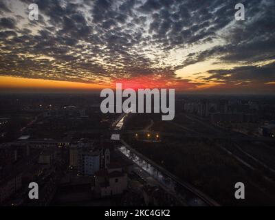 Tramonto sulla città di Milano, Italia, il 23 novembre 2020. (Foto di Fabrizio di Nucci/NurPhoto) Foto Stock