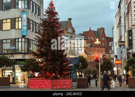 Un albero di Natale visto in cima a Grafton Street decorato per Natale, nel centro della città di Dublino. Lunedì 23 novembre 2020 a Dublino, Irlanda. (Foto di Artur Widak/NurPhoto) Foto Stock