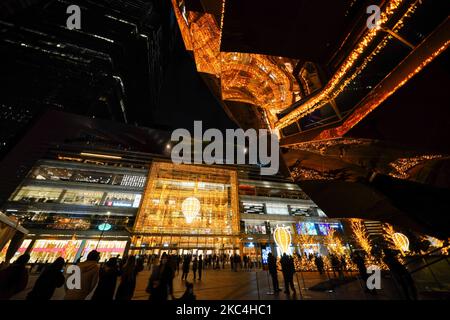 Una vista di persone che godono di vacanza decorazioni colorate presso i negozi e ristoranti e la nave a Hudson Yards il 23 novembre 2020 a New York City. (Foto di John Nacion/NurPhoto) Foto Stock