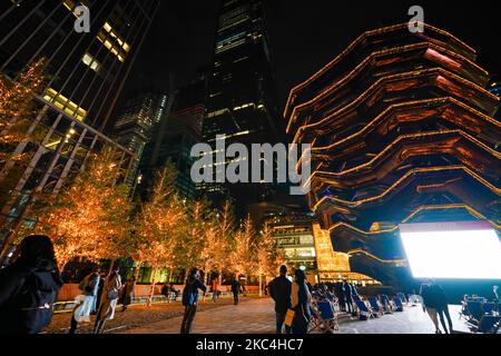 Una vista di persone che godono di vacanza decorazioni colorate presso i negozi e ristoranti e TheVessel in Hudson Yards il 23 novembre 2020 a New York City. (Foto di John Nacion/NurPhoto) Foto Stock