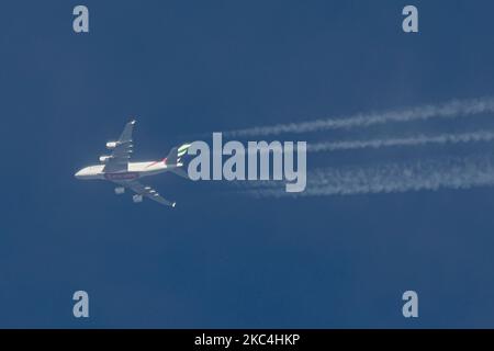 Gli aerei a due piani Emirates Airbus A380 come visto volano a 40,000 piedi sopra i Paesi Bassi. L'aereo passeggeri più grande del mondo, l'aereo a lunga percorrenza con cassone largo ha la registrazione A6-EUT ed è alimentato da motori a getto RR 4x. L'aereo partì da Dubai DXB, UAE e volò verso Londra Heathrow LHR nel Regno Unito, volo n. EK1. Emirates ha rilanciato i voli con il A380 dopo che la flotta è stata messa a terra a causa delle restrizioni di viaggio Coronavirus. L'aereo di linea di volo crea contrail o chemtrail durante la crociera, formando una linea bianca di percorso di condensazione nell'atmosfera dietro di esso. . Em Foto Stock