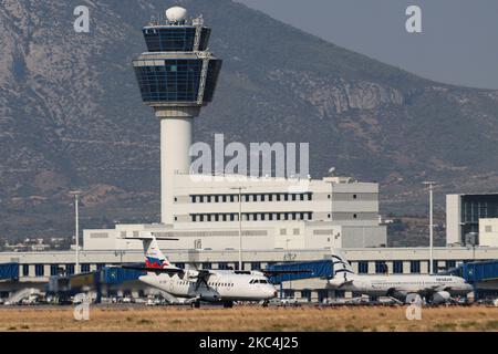 Un aereo Sky Express ATR 42 come visto decollare di fronte al Terminal e Torre di controllo dell'aeroporto e volare da Atene International Airport ATH LGAV in Grecia. L'aereo turboelica in partenza della compagnia aerea regionale Skyexpress ha la registrazione SX-TEN. Sky Express GQ SEH AIR Crea, le exploitations aeronautiche di Creta hanno sede ad Atene e hub ad Atene, Heraklion Creta Island e Salonicco. Il vettore regionale greco è la prima compagnia aerea che ha effettuato un ordine Airbus A320neo durante la pandemia di Covid-19, rivolgendo il proprio obiettivo al mercato interno e turistico. Il traffico mondiale di passeggeri declina Foto Stock