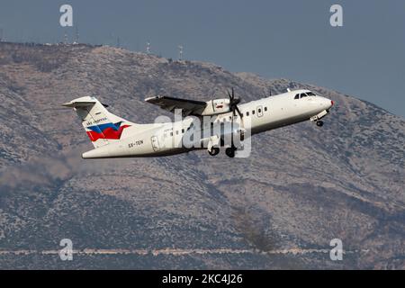 Un aereo Sky Express ATR 42 come visto decollare e volare da Atene International Airport ATH LGAV in Grecia con una montagna sullo sfondo. L'aereo turboelica in partenza della compagnia aerea regionale Skyexpress ha la registrazione SX-TEN. Sky Express GQ SEH AIR Crea, le exploitations aeronautiche di Creta hanno sede ad Atene e hub ad Atene, Heraklion Creta Island e Salonicco. Il vettore regionale greco è la prima compagnia aerea che ha effettuato un ordine Airbus A320neo durante la pandemia di Covid-19, rivolgendo il proprio obiettivo al mercato interno e turistico. Il traffico mondiale di passeggeri è diminuito durante il coronaviru Foto Stock