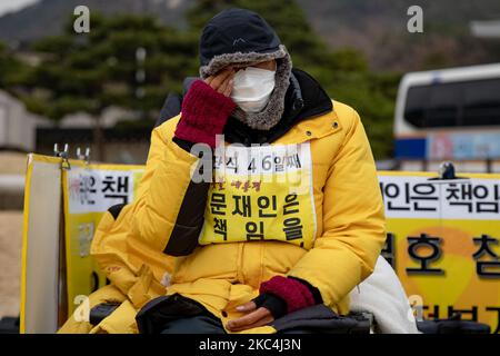 Kim Sung-mook, che è in uno sciopero della fame per 46 giorni, siede su una sedia durante una conferenza stampa che sollecita l'indagine sulla verità del traghetto di Sewol di fronte all'ufficio presidenziale il 24 novembre 2020 a Seoul, Corea del Sud. Kim, che ha salvato gli studenti utilizzando una manichetta antincendio al momento del disastro del traghetto di Sewol, è stato sciopero della fame dall'ottobre 10, sollecita l'indagine sul disastro, la punizione della persona responsabile e la creazione di una squadra investigativa speciale direttamente sotto il presidente. (Foto di Chris Jung/NurPhoto) Foto Stock