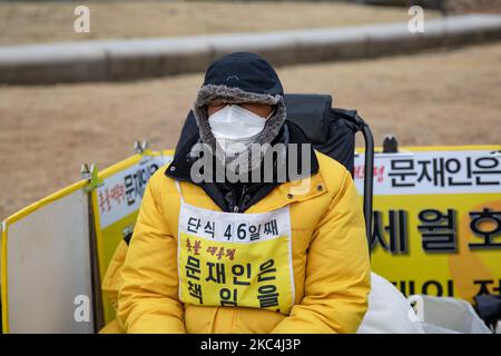 Kim Sung-mook, che è in uno sciopero della fame per 46 giorni, siede su una sedia durante una conferenza stampa che sollecita l'indagine sulla verità del traghetto di Sewol di fronte all'ufficio presidenziale il 24 novembre 2020 a Seoul, Corea del Sud. Kim, che ha salvato gli studenti utilizzando una manichetta antincendio al momento del disastro del traghetto di Sewol, è stato sciopero della fame dall'ottobre 10, sollecita l'indagine sul disastro, la punizione della persona responsabile e la creazione di una squadra investigativa speciale direttamente sotto il presidente. (Foto di Chris Jung/NurPhoto) Foto Stock