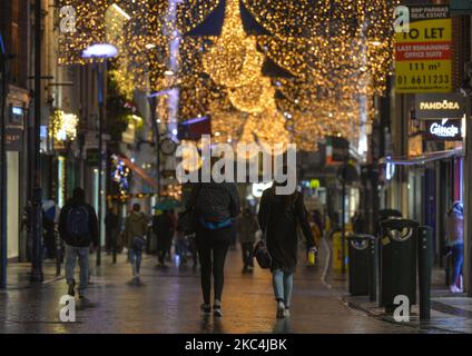 Una vista delle luci di Natale e delle decorazioni su Grafton Street durante il blocco di livello 5. Martedì 24 novembre 2020 a Dublino, Irlanda. (Foto di Artur Widak/NurPhoto) Foto Stock