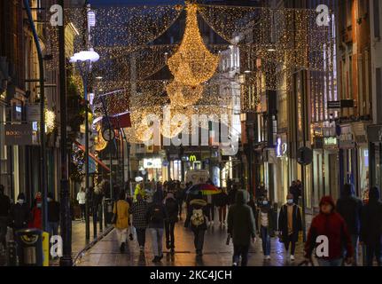 Una vista delle luci di Natale e delle decorazioni su Grafton Street durante il blocco di livello 5. Martedì 24 novembre 2020 a Dublino, Irlanda. (Foto di Artur Widak/NurPhoto) Foto Stock