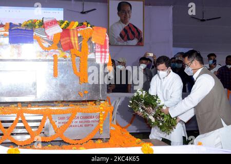 Rahul Gandhi, leader del partito del Congresso Nazionale indiano, rende omaggio all'ex ministro Capo di Assam Tarun Gogoi, morto dopo aver dovuto affrontare le complicazioni del coronavirus post-19 a Guwahati, in India, il 25,2020 novembre. (Foto di Anuwar Hazarika/NurPhoto) Foto Stock