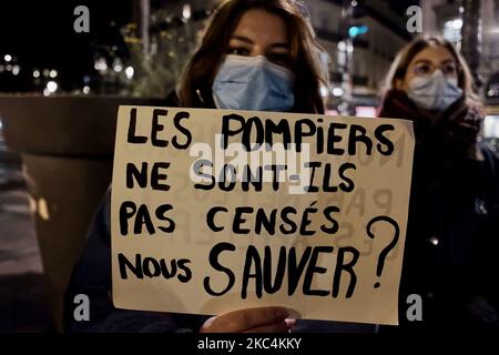 Le donne si sono riunite a Place du Saint Michel per un rally che segna la Giornata Internazionale per l'eliminazione della violenza contro le donne a Parigi il 25 novembre 2020 (Foto di Adnan Farzat/NurPhoto) Foto Stock