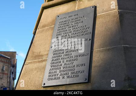 Elenco dei nomi dei soldati su una targa commemorativa a Uttoxeter, Staffordshire, Regno Unito Foto Stock