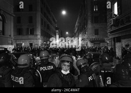 (NOTA DELL'EDITORE: L'immagine è stata convertita in bianco e nero) Un momento durante lo scontro tra la polizia e i manifestanti alla dimostrazione a Roma organizzata dai movimenti di sinistra dopo lo sfratto del centro comunitario ''nuovo Cinema Palazzo'' nel quartiere di San Lorenzo il 25 novembre. (Foto di Matteo Trevisan/NurPhoto) Foto Stock