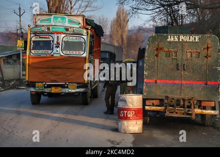 La sicurezza è stata colta dopo che i militanti hanno attaccato gli uomini dell'esercito vicino a HMT sulla Srinagar-Baramulla Highway, in cui due uomini dell'esercito sono stati uccisi il 26 novembre 2020.in Baramulla Jammu e Kashmir, India (Foto di Nasir Kachroo/NurPhoto) Foto Stock