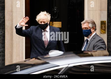 Il primo ministro britannico Boris Johnson, leader del Partito conservatore e deputato di Uxbridge e South Ruislip, indossa una maschera facciale lasciando 10 Downing Street a Londra, Inghilterra, il 26 novembre 2020. Johnson si è autoisolante nelle ultime due settimane dopo la notifica da parte del programma "Track and Trace" del Servizio sanitario Nazionale di contatto in una funzione di Downing Street con un collega del Partito conservatore che in seguito ha dimostrato di essere positivo per il coronavirus. Oggi il governo sta annunciando quale dei tre livelli delle restrizioni del covid-19 si applicherà alle autorità locali in tutta l'Inghilterra all'en Foto Stock