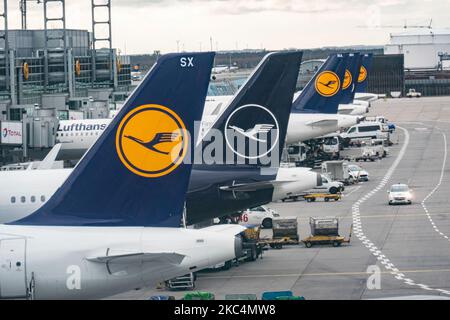 Line-up coda, fila di velivoli Lufthansa con il logo visibile come visto parcheggiato alle porte dell'aeroporto internazionale di Francoforte fra. L'ex portatore di bandiera tedesco ha lì la più grande base hub. Deutsche Lufthansa AG è il più grande vettore aereo tedesco, il secondo per numero di passeggeri in Europa e membro dell'alleanza Star Alliance. Il marchio utilizza l'uccello della gru in cerchio come un logo, un simbolo negli anni che recentemente ha cambiato il marchio da giallo a bianco in blu. L'aeroporto di Francoforte è l'aeroporto più trafficato della Germania, 4th in Europa e 13th in tutto il mondo. Francoforte, Germania il 2020 marzo (Phot Foto Stock