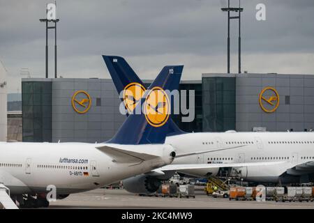 Line-up coda, fila di velivoli Lufthansa con il logo visibile come visto parcheggiato alle porte dell'aeroporto internazionale di Francoforte fra. L'ex portatore di bandiera tedesco ha lì la più grande base hub. Deutsche Lufthansa AG è il più grande vettore aereo tedesco, il secondo per numero di passeggeri in Europa e membro dell'alleanza Star Alliance. Il marchio utilizza l'uccello della gru in cerchio come un logo, un simbolo negli anni che recentemente ha cambiato il marchio da giallo a bianco in blu. L'aeroporto di Francoforte è l'aeroporto più trafficato della Germania, 4th in Europa e 13th in tutto il mondo. Francoforte, Germania il 2020 marzo (Phot Foto Stock