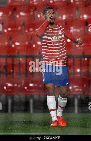 Luis Suarez di Granada festeggia dopo aver segnato il suo primo gol durante la partita di tappa UEFA Europa League Group e tra Granada CF e AC Omonoia all'Estadio Nuevo Los Carmenes il 26 novembre 2020 a Granada, Spagna. (Foto di Jose Breton/Pics Action/NurPhoto) Foto Stock