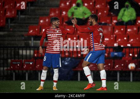 Luis Suarez di Granada festeggia dopo aver segnato il suo primo gol durante la partita di tappa UEFA Europa League Group e tra Granada CF e AC Omonoia all'Estadio Nuevo Los Carmenes il 26 novembre 2020 a Granada, Spagna. (Foto di Jose Breton/Pics Action/NurPhoto) Foto Stock