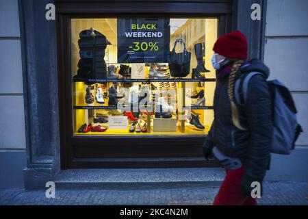 Il cartello Black Weekend viene visualizzato presso una vetrina alla vigilia del Black Friday Day a Cracovia, in Polonia, il 26 novembre 2020. A causa della diffusione della pandemia di coronavirus, un numero limitato di negozi in Polonia offre vendite e promozioni. Tutti i negozi situati all'interno dei centri commerciali sono chiusi fino al sabato dopo il Black Friday. (Foto di Beata Zawrzel/NurPhoto) Foto Stock