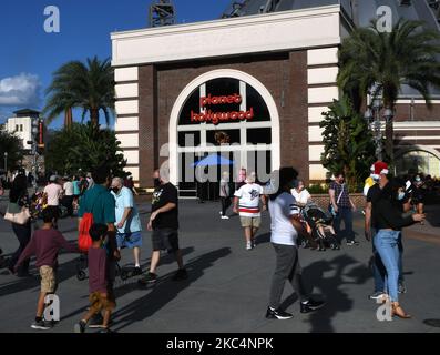 I visitatori di Disney Springs passeranno davanti al ristorante Planet Hollywood il giorno del Ringraziamento, il 26 novembre 2020, al Walt Disney World a Lake Buena Vista, Florida. Disney prevede di licenziare circa 32.000 dipendenti, principalmente nei suoi parchi a tema dove la presenza è diminuita a causa della pandemia di coronavirus. (Foto di Paul Hennessy/NurPhoto) Foto Stock