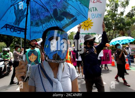 Gli attivisti ambientali intraprendono un'azione teatrale durante una dimostrazione relativa alla protezione sostenibile del clima di fronte all'ufficio del Ministero dell'energia e delle risorse minerali (ESDM) , Jakarta, il 27,2020 novembre. (Foto di Dasril Roszandi/NurPhoto) Foto Stock