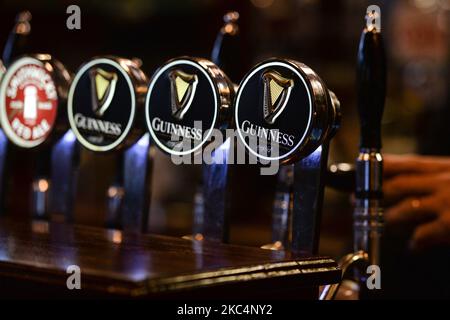 Un barista tira una pinta di Guinness all'interno di un pub nel centro di Dublino. Giovedì, 26 novembre 2020, a Dublino, Irlanda. (Foto di Artur Widak/NurPhoto) Foto Stock