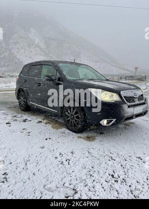 Un 2013 Subaru Forester in foggy Arthur passo coperto di neve in Nuova Zelanda Foto Stock