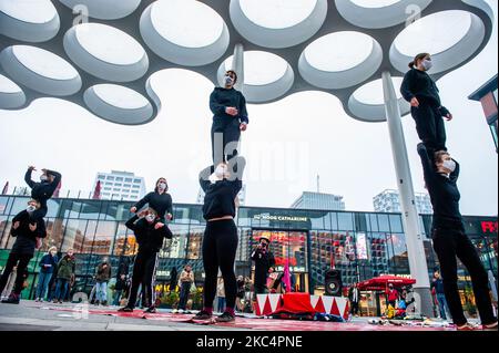 Gli acrobati climatici si esibiscono di fronte al più grande centro commerciale dei Paesi Bassi durante la "protesta del Circus" contro il Black Friday, a Utrecht, il 27th novembre 2020. (Foto di Romy Arroyo Fernandez/NurPhoto) Foto Stock