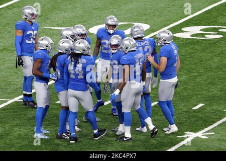 Detroit Lions fullback Jason Cabinda (45), Detroit Lions linebacker Jalen Reeves-Maybin (44), Detroit Lions Punter Jack Fox (3), Detroit Lions Safety Miles Killebrew (35) discutono di una partita con i compagni di squadra durante la prima metà di una partita di football tra i Detroit Lions e gli Houston Texans a Detroit, Michigan USA, Giovedì 26 novembre 2020. (Foto di Amy Lemus/NurPhoto) Foto Stock