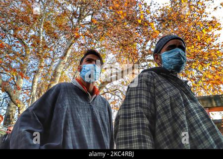La gente attende in una coda per esprimere i propri voti nella prima fase delle prime elezioni del Consiglio di sviluppo Distrettuale (DDC) a Rafiabad, Baramulla Jammu e Kashmir, India il 28 novembre 2020 (Foto di Nasir Kachroo/NurPhoto) Foto Stock