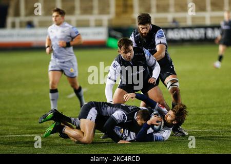 Simon Hammersley è affrontato da Adam Radwan durante la partita Gallagher Premiership tra i Falcons di Newcastle e i saldi squali a Kingston Park, Newcastle venerdì 27th novembre 2020. (Foto di Chris Lishman/MI News/NurPhoto) Foto Stock