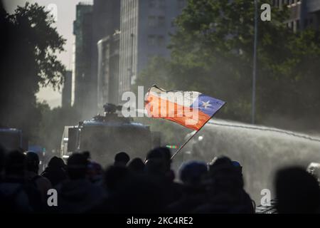 La bandiera cilena. In mezzo alla protesta contro il governo di Sebastián Piñera, chiedendo le sue dimissioni e il rilascio di prigionieri politici Mapuche, prigionieri di rivolta sociale e sovversivi. A Santiago del Cile. Novembre 27, 2020. (Foto di Claudio Abarca Sandoval/NurPhoto) Foto Stock