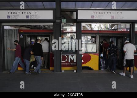 Passeggeri all'interno di una stazione della metropolitana a Città del Messico. Le autorità di Città del Messico hanno annunciato che il semaforo epidemiologico rimane arancione al limite del rosso perché il numero di persone ricoverate in ospedale per COVID-19 è aumentato nella capitale. Hanno riferito che per ridurre il numero di infezioni e ricoveri ospedalieri, le ore degli stabilimenti commerciali continueranno fino alle 7:00 per evitare la folla. (Foto di Gerardo Vieyra/NurPhoto) Foto Stock