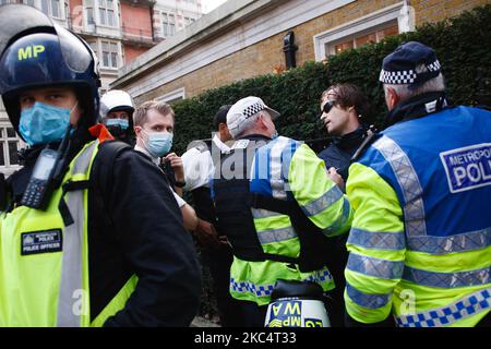 Un attivista anti-blocco viene arrestato su Horse Guards Road durante una manifestazione a Londra, Inghilterra, il 28 novembre 2020. Londra è di tornare alle restrizioni 'Tier 2' o 'high alert' covid-19 una volta che l'attuale blocco del coronavirus in tutta l'Inghilterra termina mercoledì prossimo. Tutti e tre i livelli, assegnati alle autorità locali in tutta l'Inghilterra, sono stati rafforzati dall'inizio del blocco il 5 novembre, tuttavia, con i principali impatti che il settore alberghiero deve sentire. (Foto di David Cliff/NurPhoto) Foto Stock