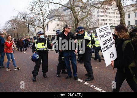 Un attivista anti-blocco viene arrestato a Birdcage Walk durante una manifestazione a Londra, in Inghilterra, il 28 novembre 2020. In un aggiornamento serale la polizia metropolitana ha annunciato di aver effettuato 155 arresti nel corso delle manifestazioni della giornata, per reati tra cui violazioni delle norme sul coronavirus, aggressioni alla polizia e possesso di droghe. Londra è di tornare alle restrizioni 'Tier 2' o 'high alert' covid-19 una volta che l'attuale blocco del coronavirus in tutta l'Inghilterra termina mercoledì prossimo. Tutti e tre i livelli, assegnati alle autorità locali in tutta l'Inghilterra, sono stati rafforzati dal blocco Foto Stock