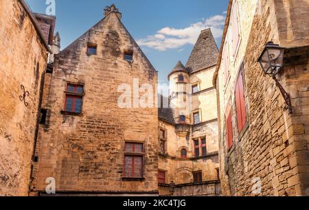 Facciate rappresentative della città di Sarlat la Canéda, in Périgord, Dordogna, Nouvelle-Aquitaine, Francia Foto Stock