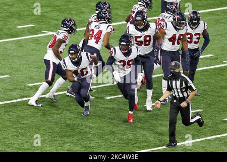 Houston Texans running back Scottie Phillips (40), Houston Texans running back Buddy Howell (38), E il giudice di squadra Dyrol Prioleau (109) corrono prima del calcio di ritorno durante la seconda metà di una partita di football tra gli Houston Texans e i Detroit Lions a Detroit, Michigan USA, giovedì 26 novembre 2020. (Foto di Amy Lemus/NurPhoto) Foto Stock