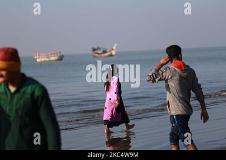 I turisti camminano sulla spiaggia sabbiosa di Kuakata, Bangladesh, il 29 novembre 2020. (Foto di Rehman Asad/NurPhoto) Foto Stock