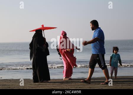 I turisti camminano sulla spiaggia sabbiosa di Kuakata, Bangladesh, il 29 novembre 2020. (Foto di Rehman Asad/NurPhoto) Foto Stock