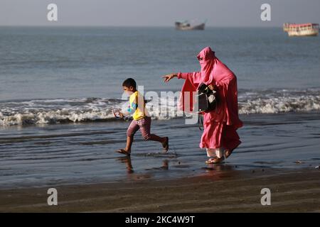 I turisti camminano sulla spiaggia sabbiosa di Kuakata, Bangladesh, il 29 novembre 2020. (Foto di Rehman Asad/NurPhoto) Foto Stock