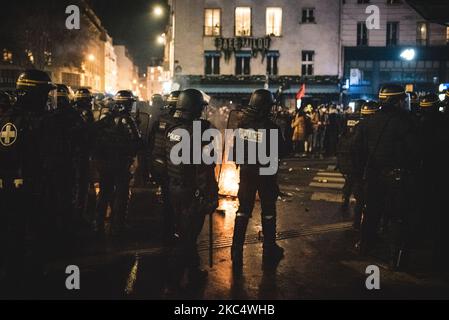 Gli agenti di polizia stanno respingendo i dimostranti da Place de la Bastille dopo aver acceso numerosi incendi sabato 28 novembre 2020, Mentre diverse decine di migliaia di persone hanno partecipato alla grande marcia delle libertà a Parigi per protestare contro il Global Security Bill, che mira a vietare la diffusione di immagini di agenti di polizia in Francia, nonché la generalizzazione di metodi di sorveglianza come droni e facciali riconoscimento. Mentre la manifestazione è stata pacifica e piena di segni e slogan di opposizione, alla fine della manifestazione sono scoppiati molti scontri tra blocchi neri a Foto Stock