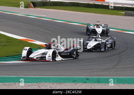 99 WEHRLEIN Pascal (GER), TAG Heuer Porsche Formula e Team, Porsche 99X Electric, action, 48 MORTARA Edoardo (SWI), ROKIT Venturi Racing, Mercedes-Benz EQ Silver Arrow 02, azione durante il Campionato ABB Formula e test ufficiale pre-stagione sul circuito Ricardo Tormo di Valencia il 28 novembre, 29 e 1 dicembre in Spagna. (Foto di Xavier Bonilla/NurPhoto) Foto Stock