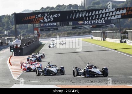 71 NATO Norman (fra), ROKIT Venturi Racing, Mercedes-Benz EQ Silver Arrow 02, Action e 05 VANDOORNE Stoffel (BER), Mercedes-Benz EQ Formula e Team, Mercedes-Benz EQ Silver Arrow 02, in occasione del test ufficiale pre-stagionale del Campionato ABB Formula e sul circuito Ricardo Tormo di Valencia il 28 novembre, 29 e 1 dicembre in Spagna. (Foto di Xavier Bonilla/NurPhoto) Foto Stock