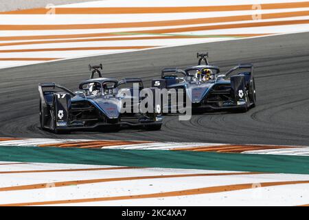 17 DE VRIES Nyck (NLD), Mercedes-Benz EQ Formula e Team, Mercedes-Benz EQ Silver Arrow 02, Action e 05 VANDOORNE Stoffel (BER), Mercedes-Benz EQ Formula e Team, Mercedes-Benz EQ Silver Arrow 02, azione durante il test pre-stagionale ufficiale del Campionato ABB Formula e sul circuito Ricardo Tormo di Valencia il 28 novembre, 29 e 1 dicembre in Spagna. (Foto di Xavier Bonilla/NurPhoto) Foto Stock