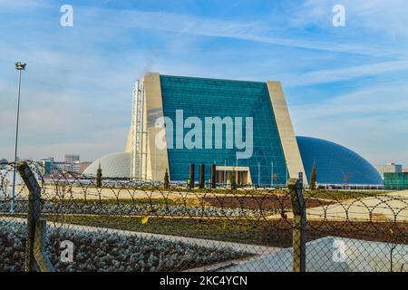 Una vista esterna dell'edificio principale dell'Orchestra Sinfonica Presidenziale Turca (CSO) prima della sua riapertura ufficiale il 3 dicembre dopo il completamento dei lavori di ristrutturazione, il 30 novembre 2020 ad Ankara, Turchia. Il CSO è una delle prime orchestre sinfoniche del mondo, con la sua storia che risale al 1826. (Foto di Altan Gocher/NurPhoto) Foto Stock