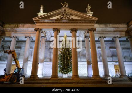 Albero di Natale appena installato di fronte all'ex Parlamento a Dublino, visto il giorno 40 del blocco a livello nazionale 5. Domenica 29 novembre 2020 a Dublino, Irlanda. (Foto di Artur Widak/NurPhoto) Foto Stock