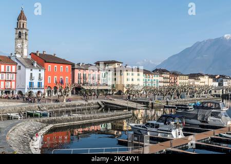 Ascona, Svizzera - 05-14-2019: Panorama di Ascona con case dalle facciate colorate che si riflettono sul Lago maggiore Foto Stock