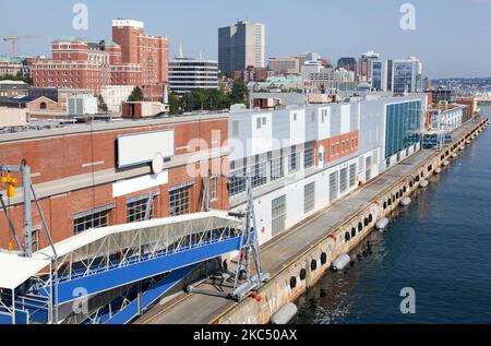 La vista mattutina di un molo vuoto con lo skyline del centro di Halifax sullo sfondo (Nova Scotia, Canada). Foto Stock